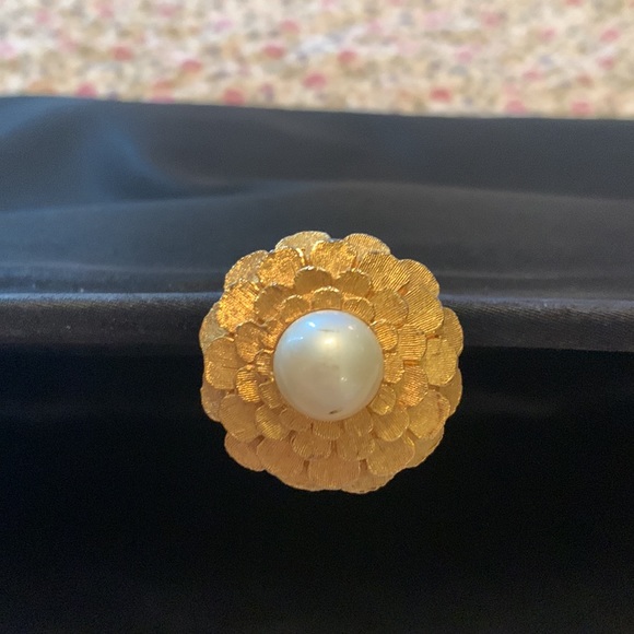 VINTAGE LEWIS BLACK SATIN CLUTCH HANDBAG/GOLD-PEARL JEWELED CLASP:ACCESSORIES - Picture 2 of 9